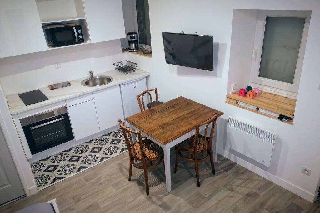Maison De Village Meublee Avec Terrasse Donzère Exteriér fotografie