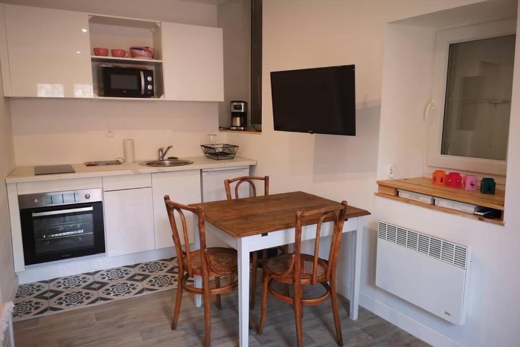 Maison De Village Meublee Avec Terrasse Donzère Exteriér fotografie